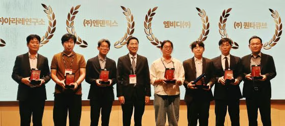 메디테크 이노베이션 어워즈 2026' 시상식에서 수상자와 용홍택 메디테크 조직위원장(왼쪽에서 4번쨰)이 기념사진을 촬영하고 있다/사진=류준영 기자