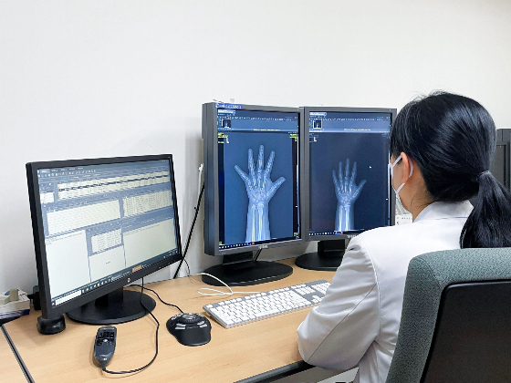 이미정 세브란스 병원 교수가 크레스콤의 AI 골연령 분석 솔루션 'MediAI-BA'로 판독하고 있다/사진제공=크레스콤