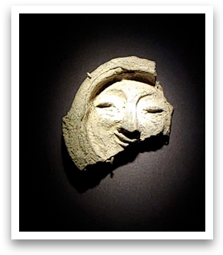 경주얼굴무늬수막새. 선덕여왕 6세기 추정. 출토지: 경주시 영묘사지(靈廟寺地) 추정. 토재(土材) 지름 11,5 cm 국립경주박물관 소장.