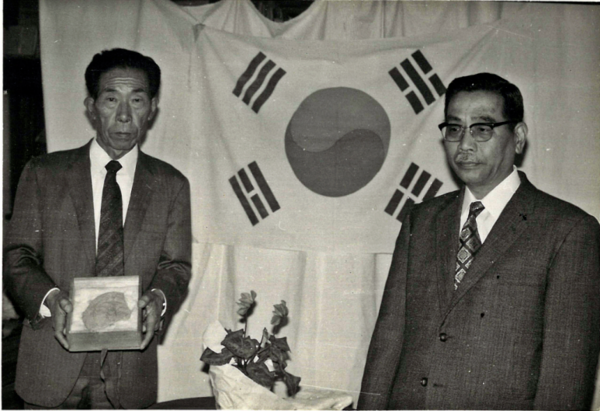  박일훈(왼쪽) 경주박물관장과 다나카 도시노부씨. 1972년 10월;