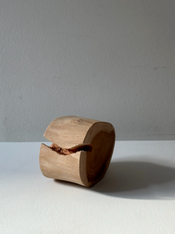 최인수 (1946~ ) '멀리서' 2023. 느티나무, 11,5 x 12,8 x 7,9 cm. 개인 소장