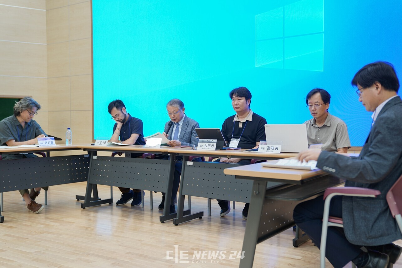 염명배 충남대 경제학과 명예교수를 좌장으로 양석원 열린옷장 사외이사, 김희선 광주 동구 인구정책계장, 김재중 디트뉴스24 기자가 토론자로 나섰다. 황재돈 기자.