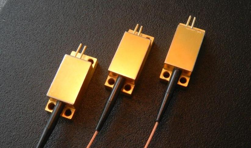 830nm 1W Fiber Coupled Diode Laser MMF : 옵틱클라우드 | Opticcloud