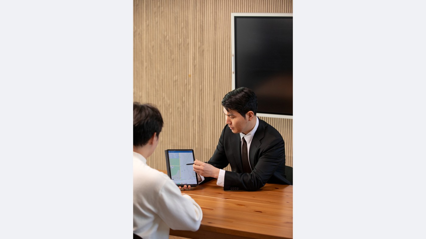 앱 사용법을 안내하는 모습