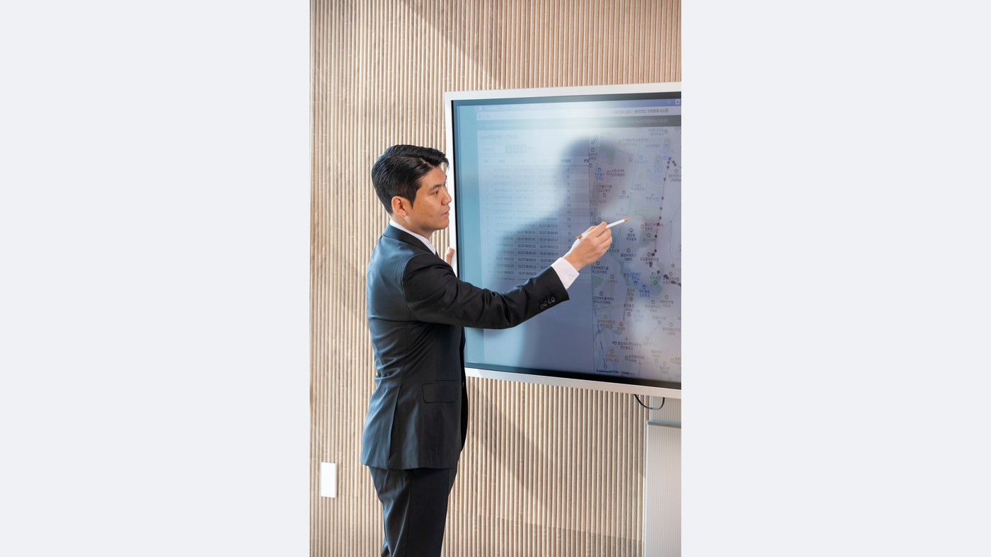 이동 경로 화면을 설명하는 모습