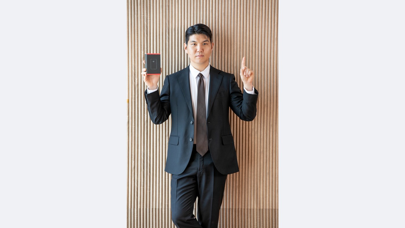 제품을 든 위치위치 담당자