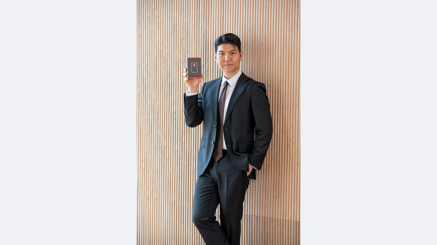 구매 전 확인 사항을 안내하는 모습