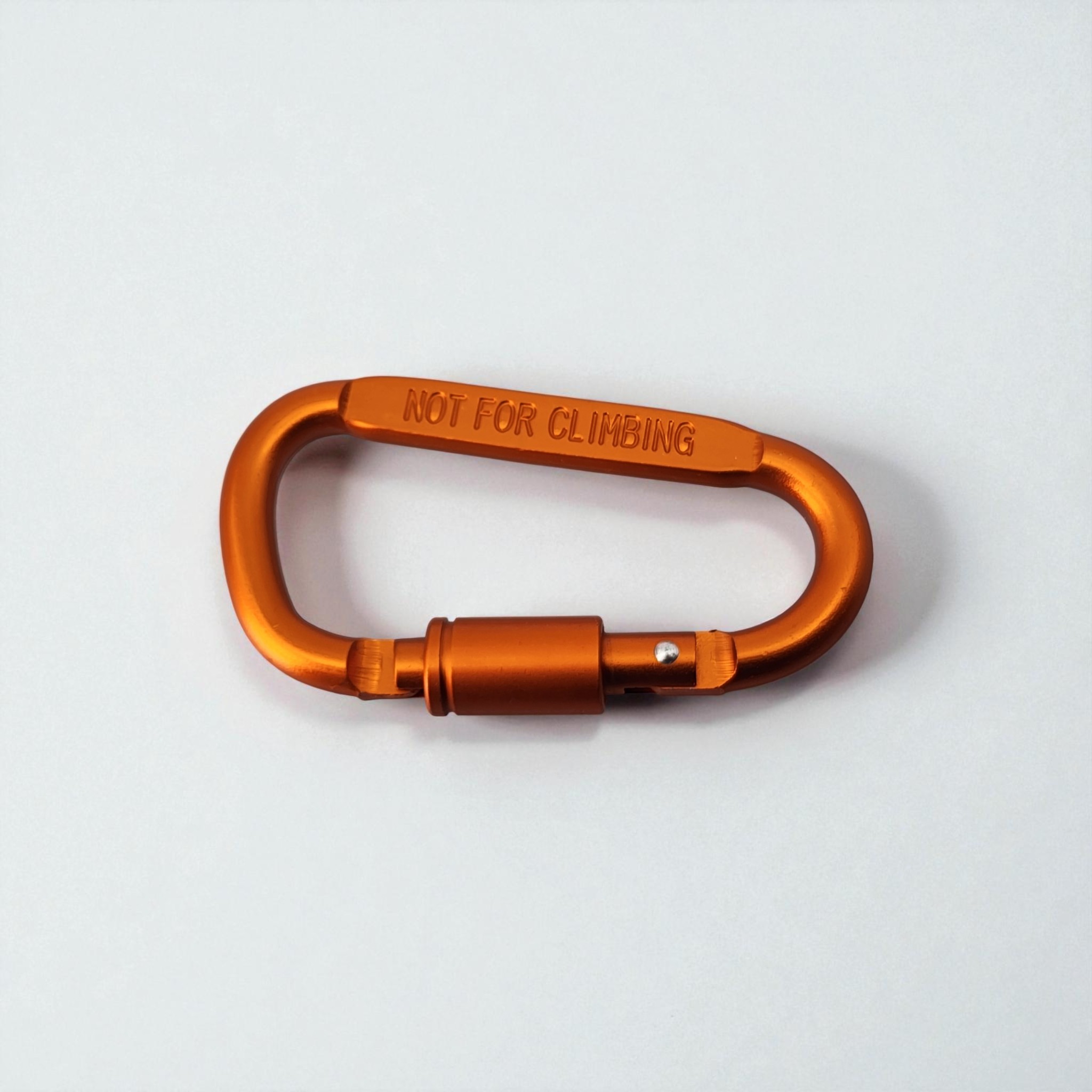 주황색 D형 스크류 잠금 카라비너의 'NOT FOR CLIMBING' 경고 문구