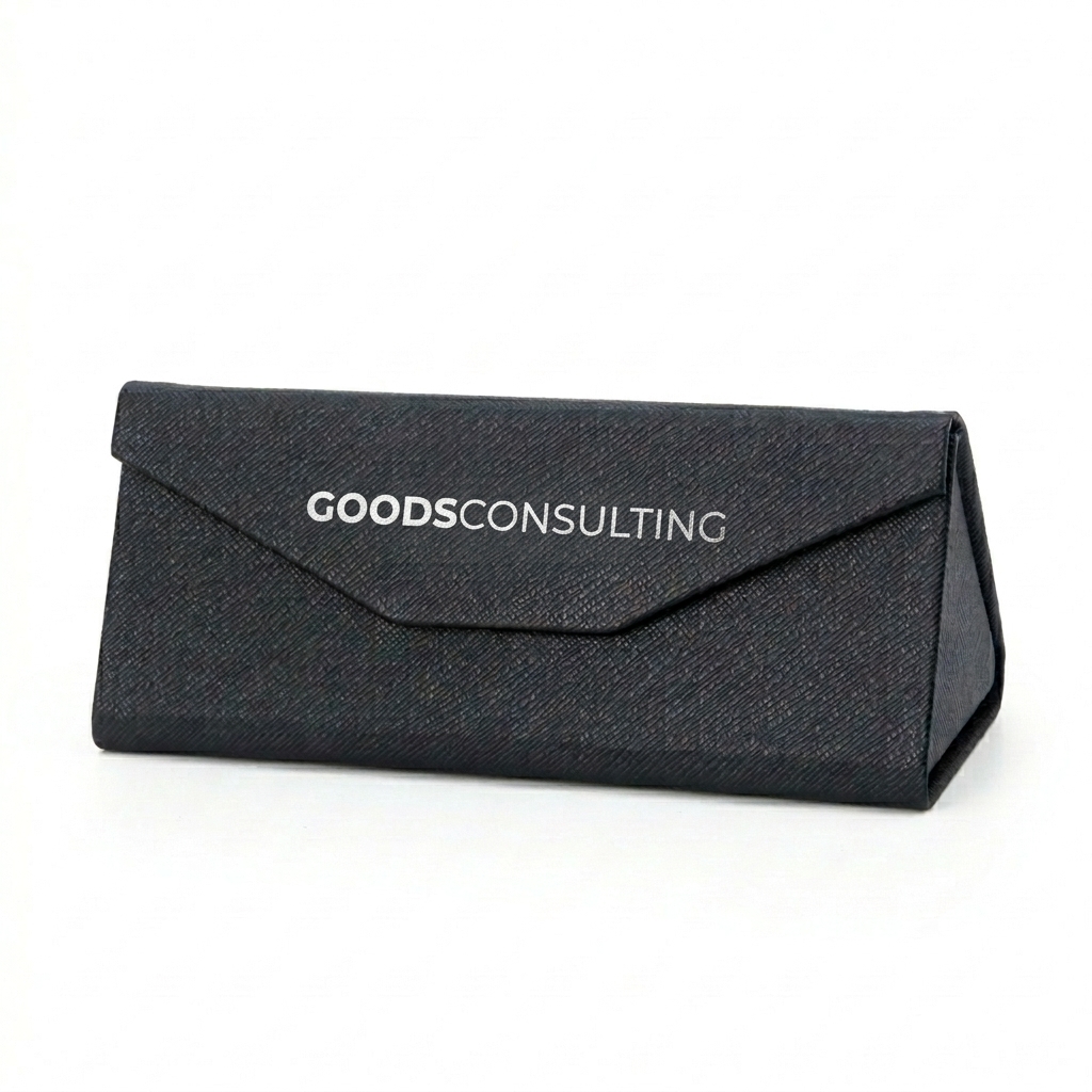 GOODS CONSULTING 로고가 정교하게 은박 인쇄된 블랙 안경케이스 샘플 - 굿즈컨설팅