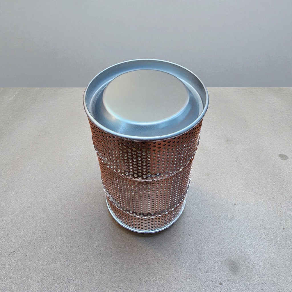 은은한 로즈골드 광택이 도는 원통형 타공 틴케이스 측면 모습