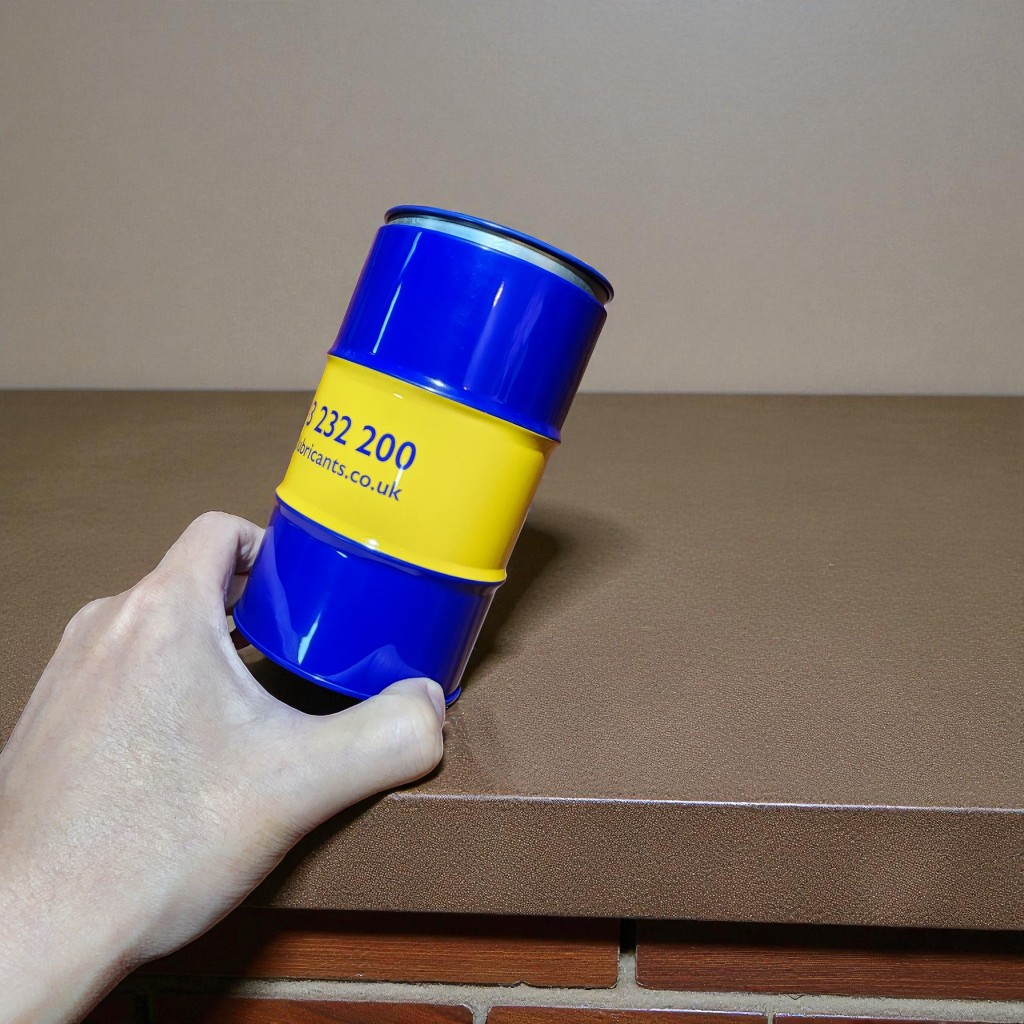 한 손에 잡히는 사이즈의 드럼통 모양 틴케이스를 손에 든 모습