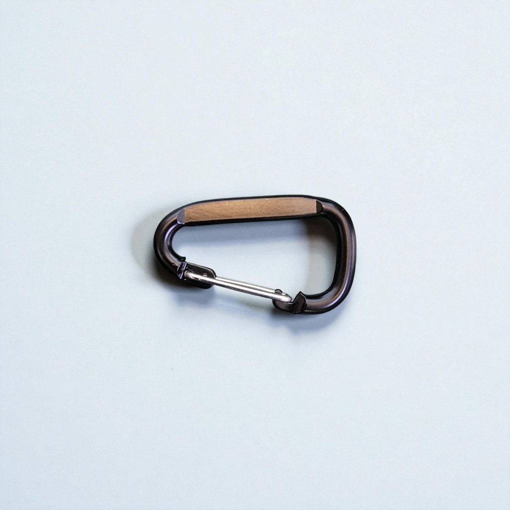 로고 레이저 각인 및 인쇄를 위해 평평하게 가공된 카라비너 측면 디테일