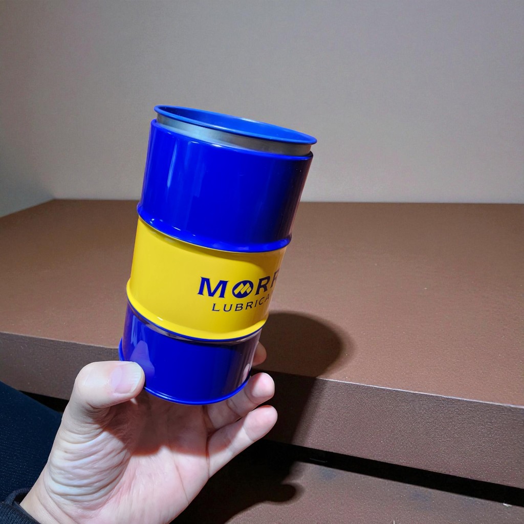 한 손에 잡히는 사이즈의 드럼통 모양 틴케이스를 손에 든 모습