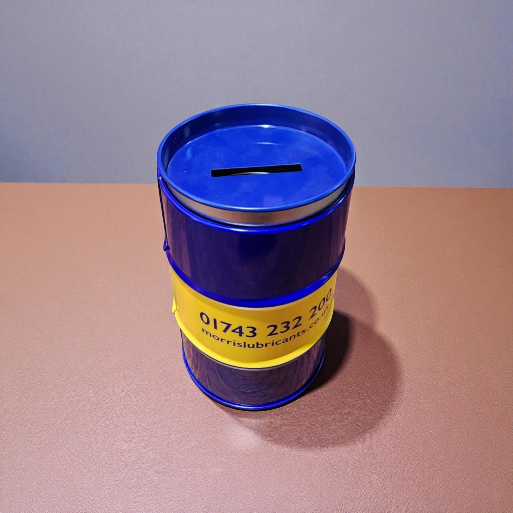 동전 투입구가 있는 파란색 뚜껑의 드럼통 틴케이스 저금통 상단