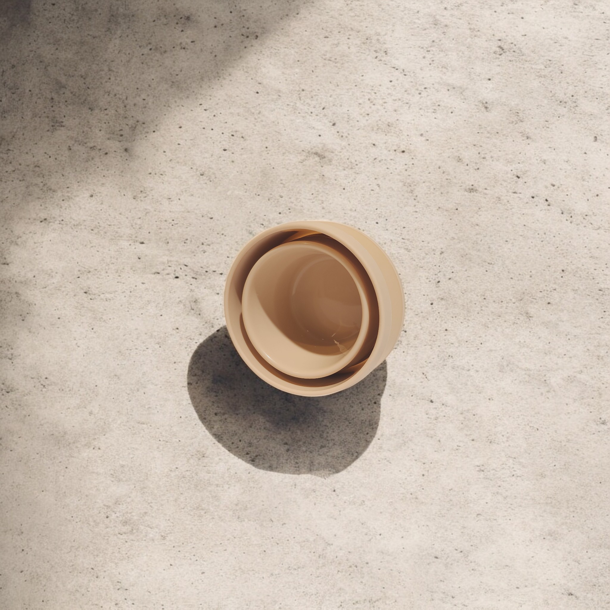 휴대용 캠핑굿즈로 제작하기 좋은 콤팩트하게 접힌 실리콘컵