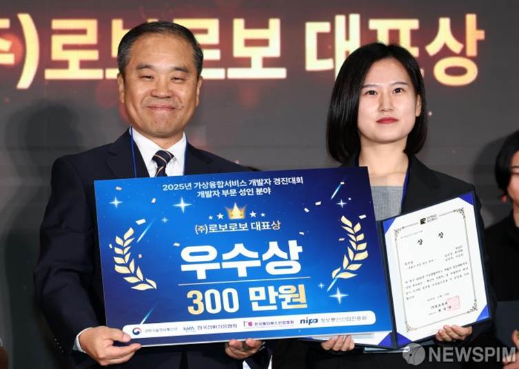 텍스트, 인간의 얼굴, 의류, 사람이(가) 표시된 사진  AI 생성 콘텐츠는 정확하지 않을 수 있습니다.