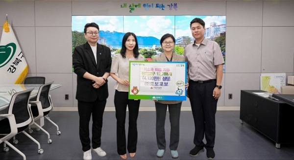 (왼쪽부터)로보로보 박정상 이사, 로보로보 천경화 이사, 강북구청장 이순희, 로보로보 장성희 부장이 교보재 전달식에서 기념촬영을 하고 있다. 사진=로보로보
