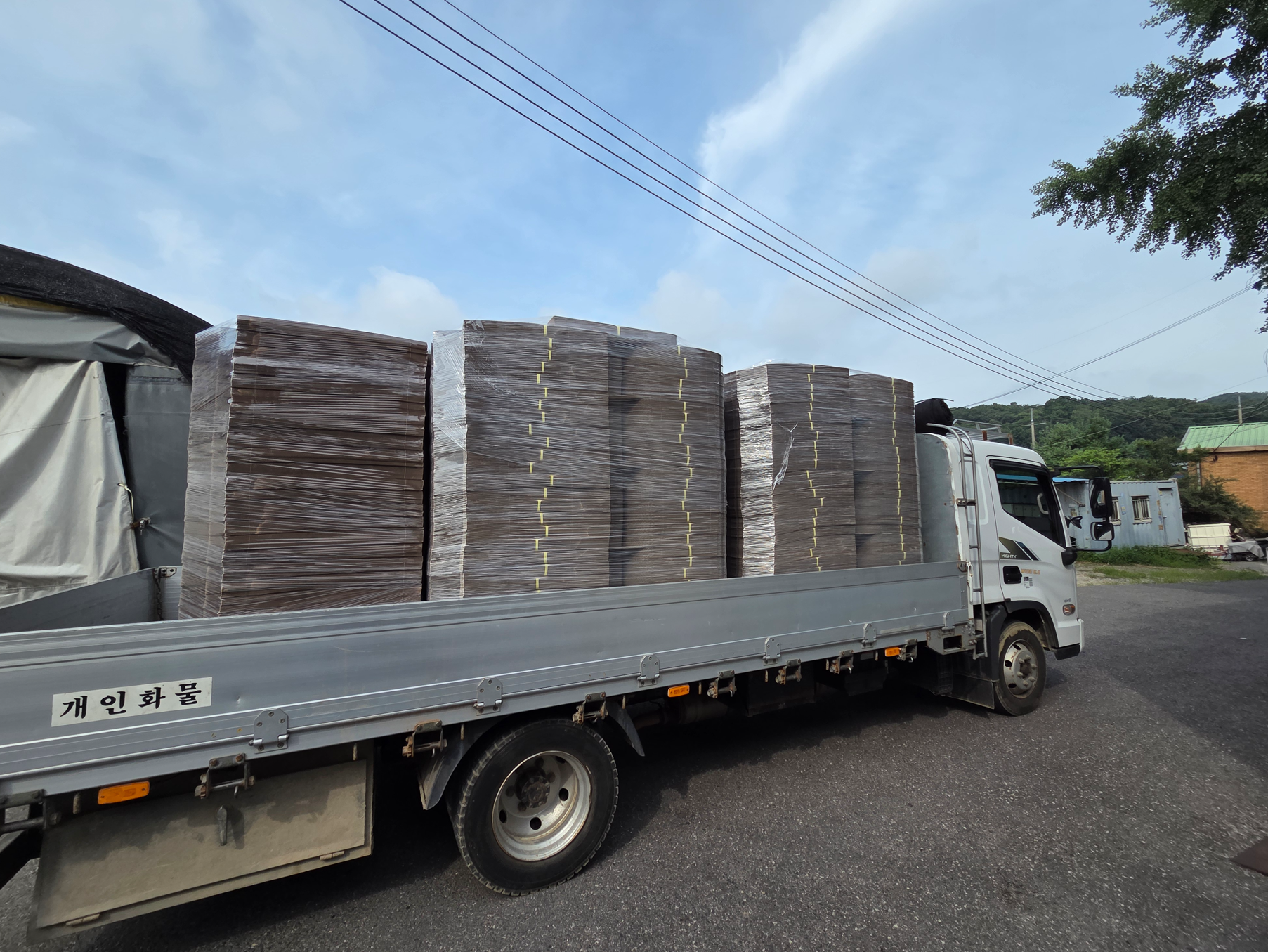 포장박스 제작이 끝난 뒤 출고를 앞두고 상차를 대기하는 모습