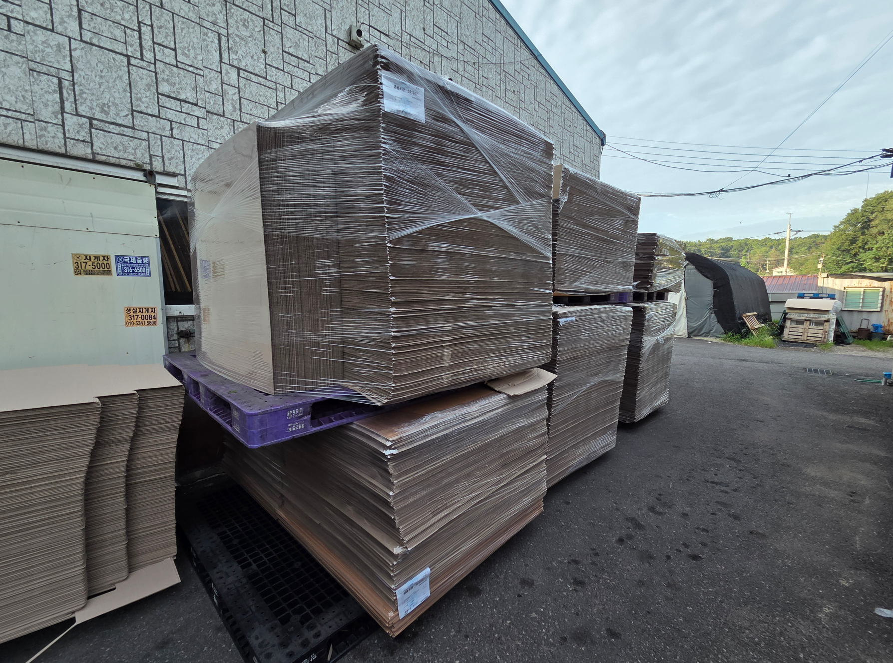 포장박스 제작 완료 후 팔레트 단위로 포장되어 보관된 모습