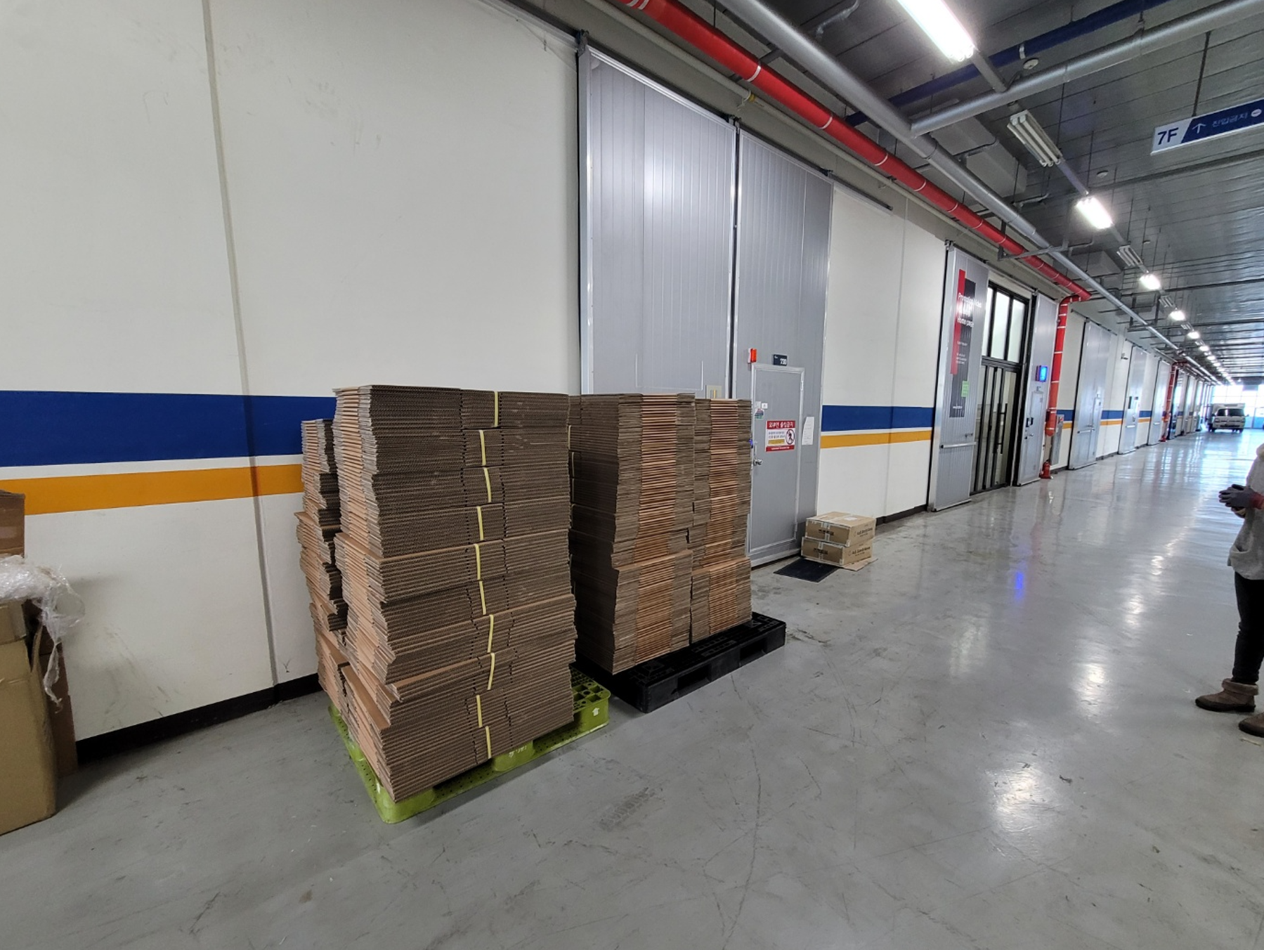 종이박스를 팔레트 단위로 적재해 출고 준비한 모습