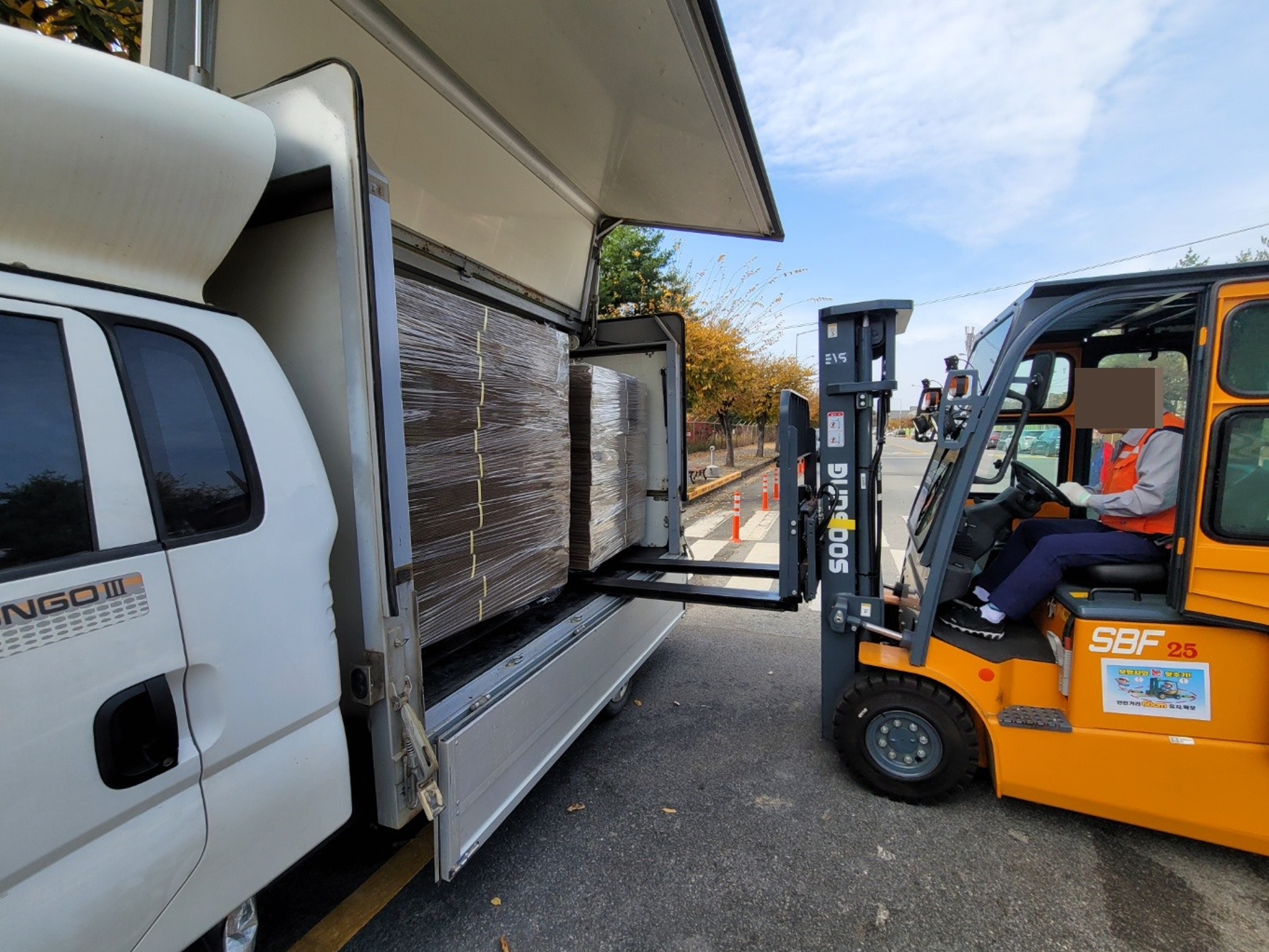 종이박스 제작 후 공장 내부에서 출고를 기다리는 적재 모습