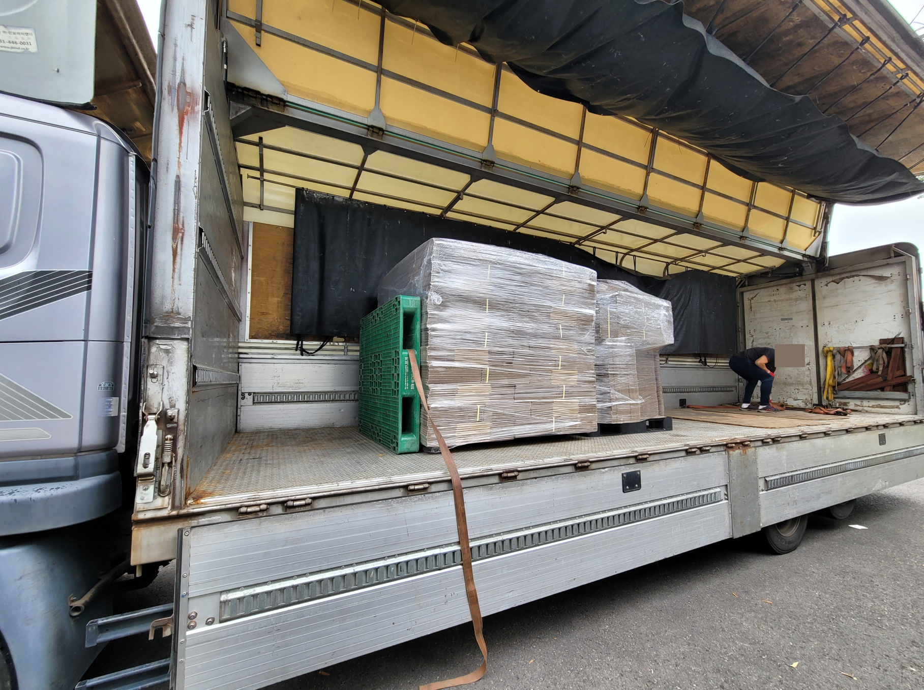 비용을 고려해 팔레트 단위로 제작된 우체국 대형박스