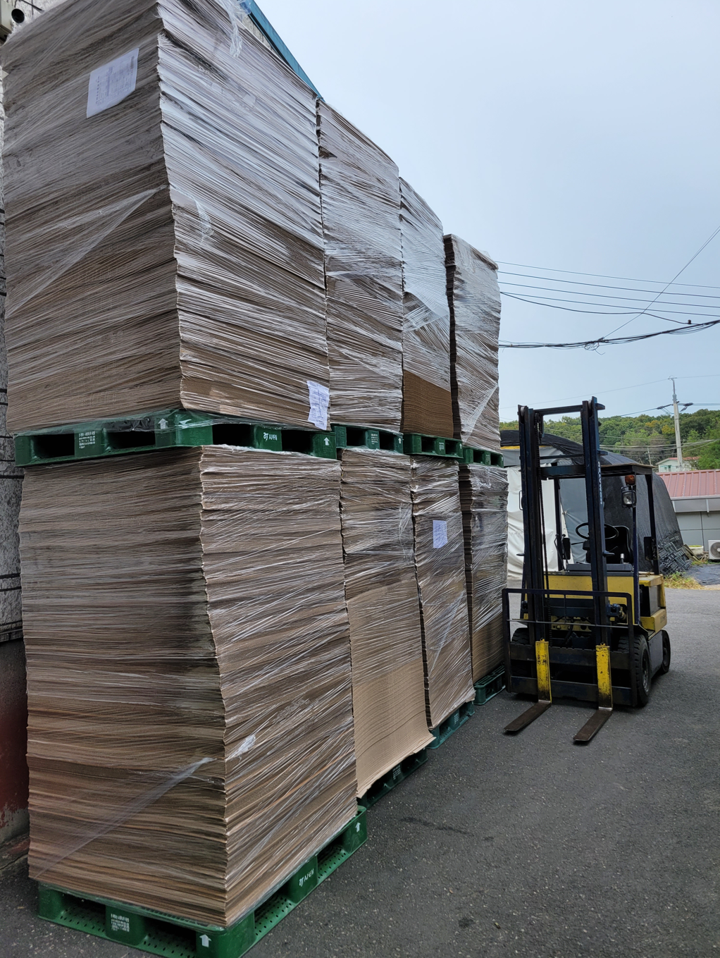 우체국 대형박스를 대량으로 제작해 출고하는 현장 모습