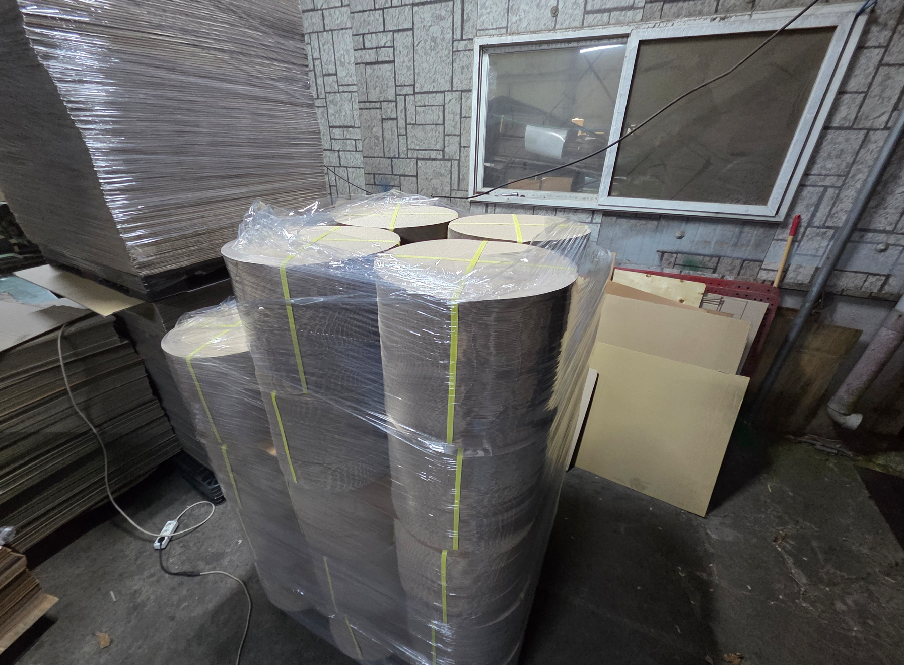 팔레트에 적재된 골판지 박스 대량 출고 작업 현장