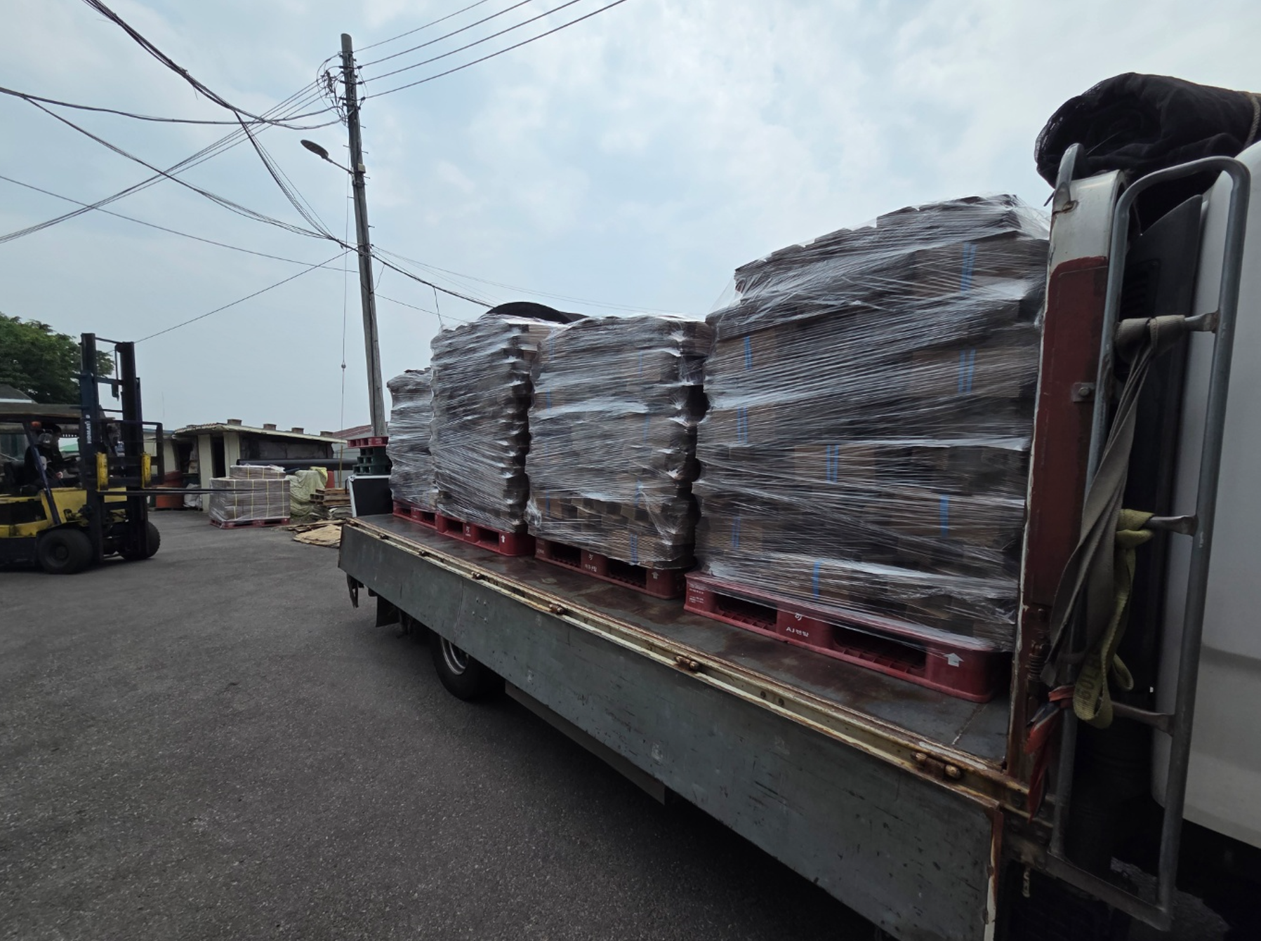 광고 촬영용 신발 박스 납품 현장 모습