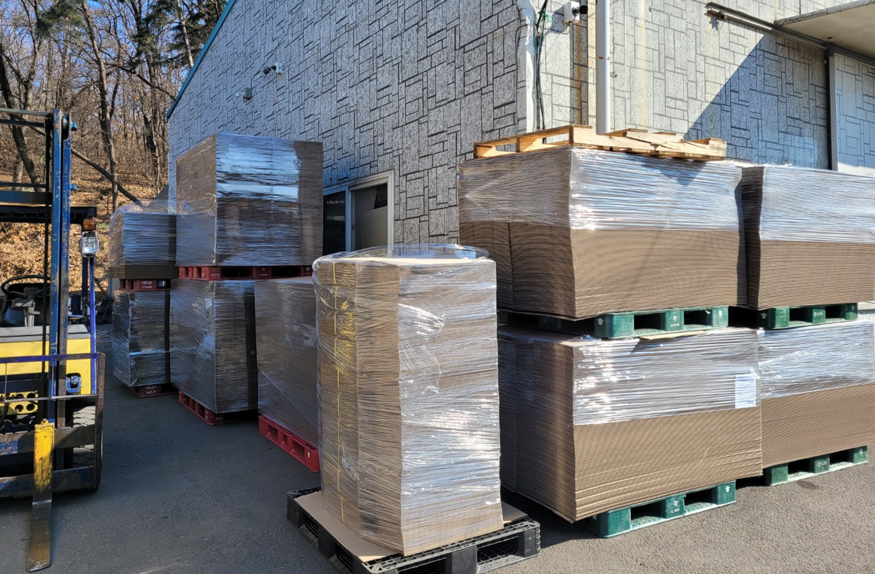 종이박스 출고를 위해 상차를 준비하는 물류 작업 현장