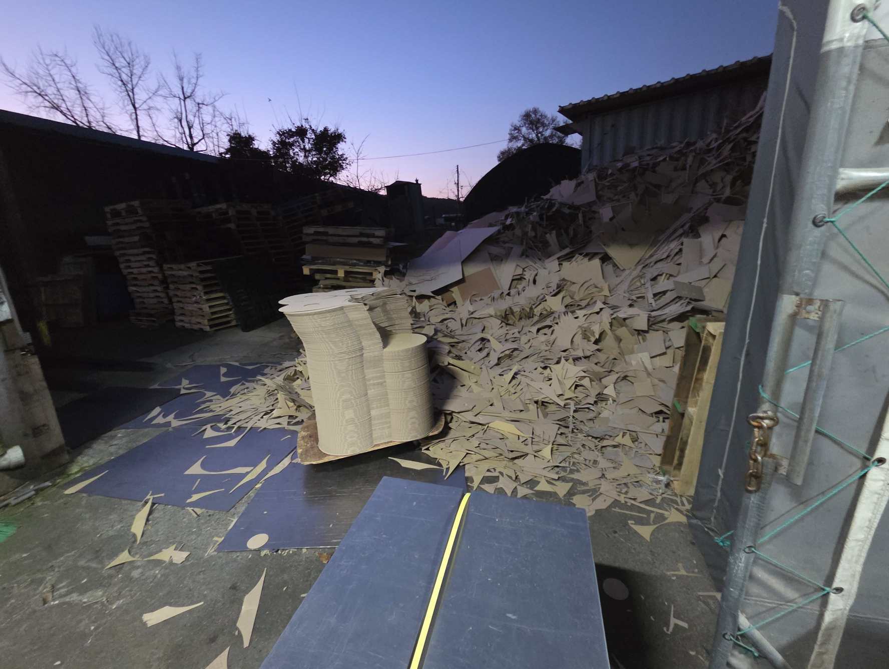 박스 제작 공장에서 출고를 앞둔 골판지 박스 적재 모습