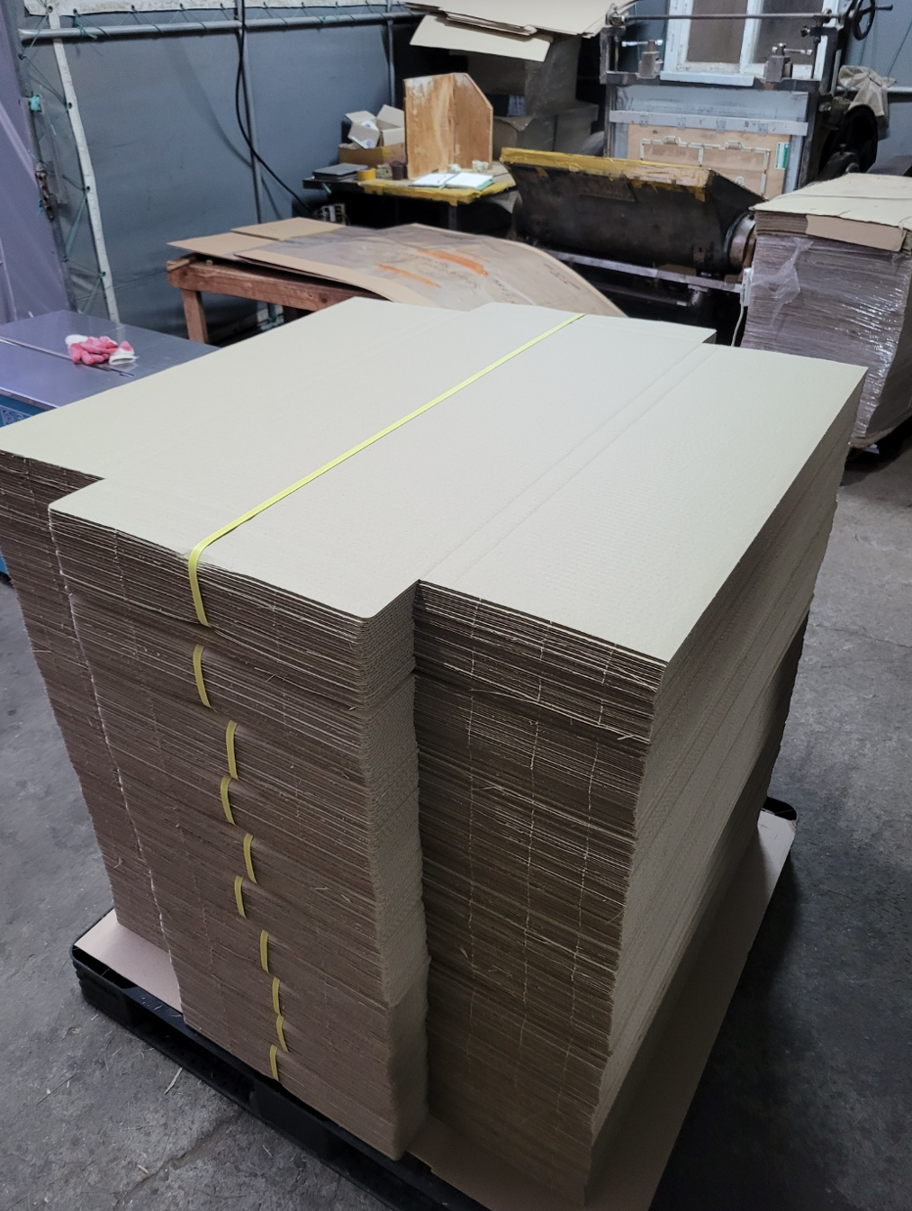 출고를 앞둔 낮은박스 넉다운 박스가 대량으로 적재된 모습