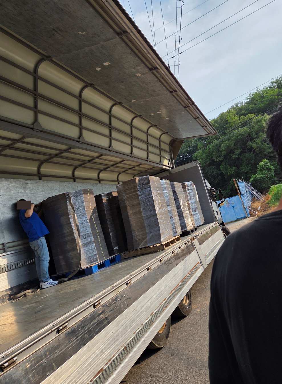 제작된 우체국 대형박스를 차량에 적재하는 과정