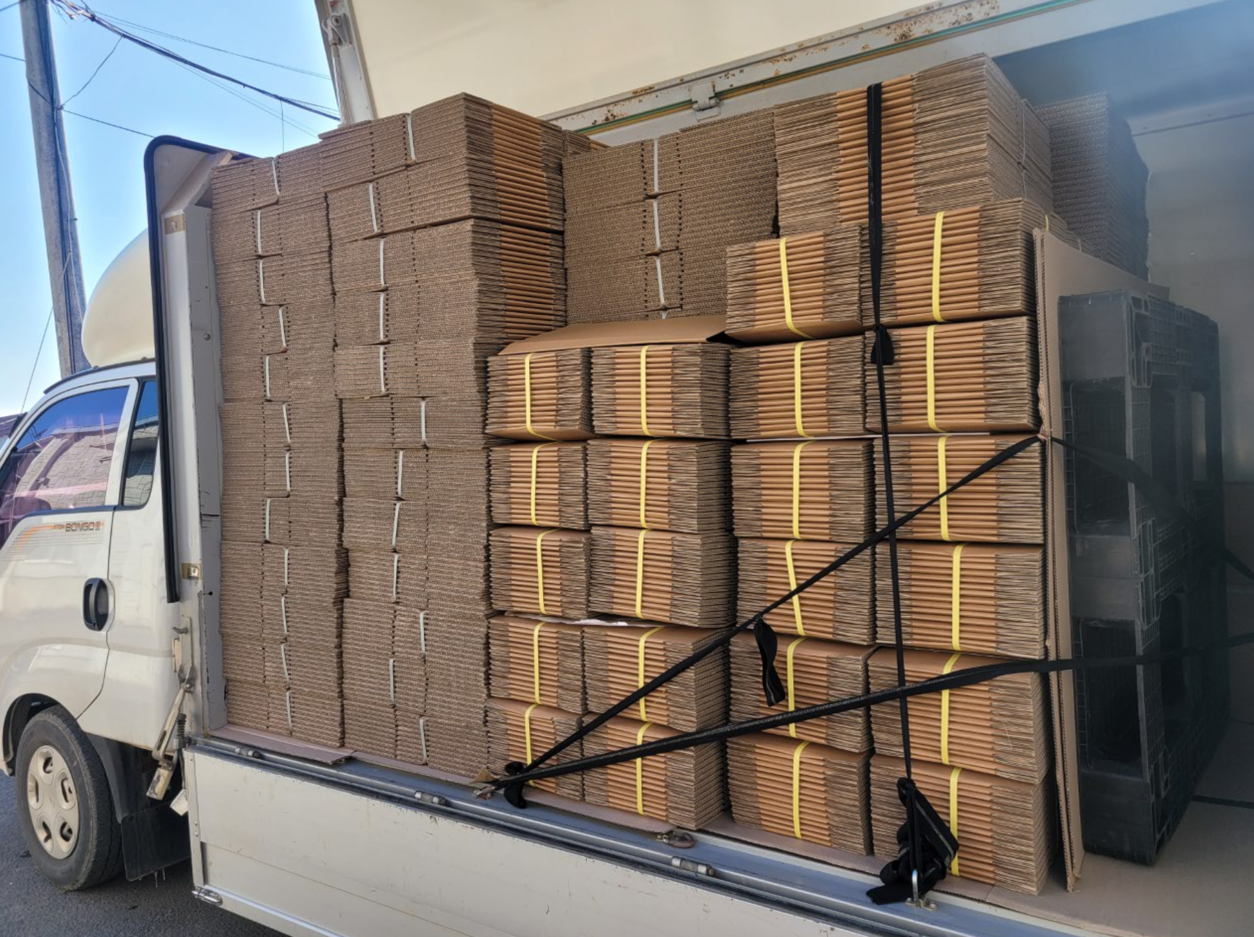 A형 박스를 트럭에 적재해 출고하는 납품 현장 모습