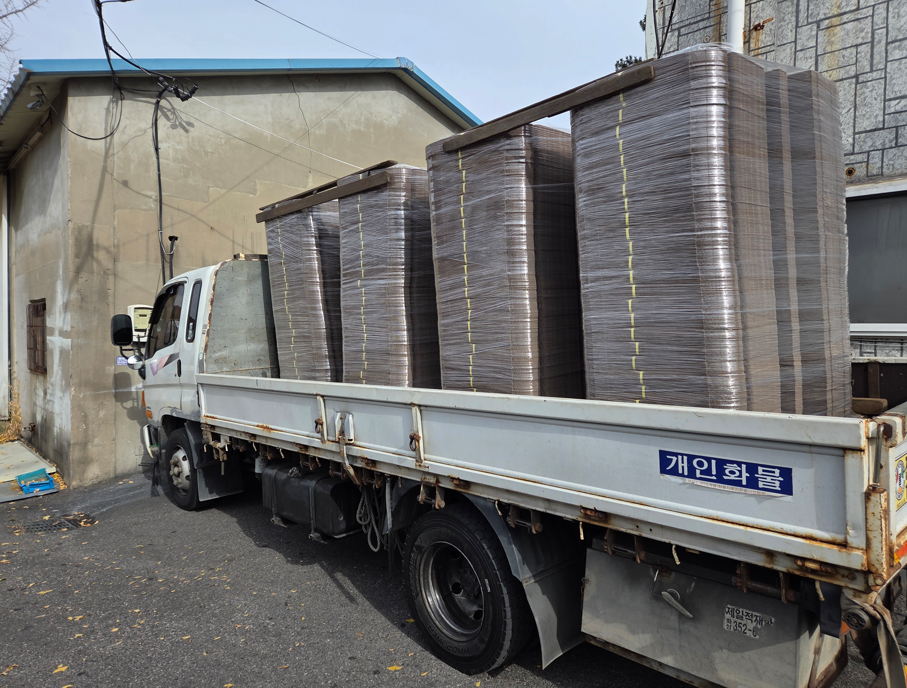 골판지 박스를 트럭에 상차해 납품하는 현장 사진