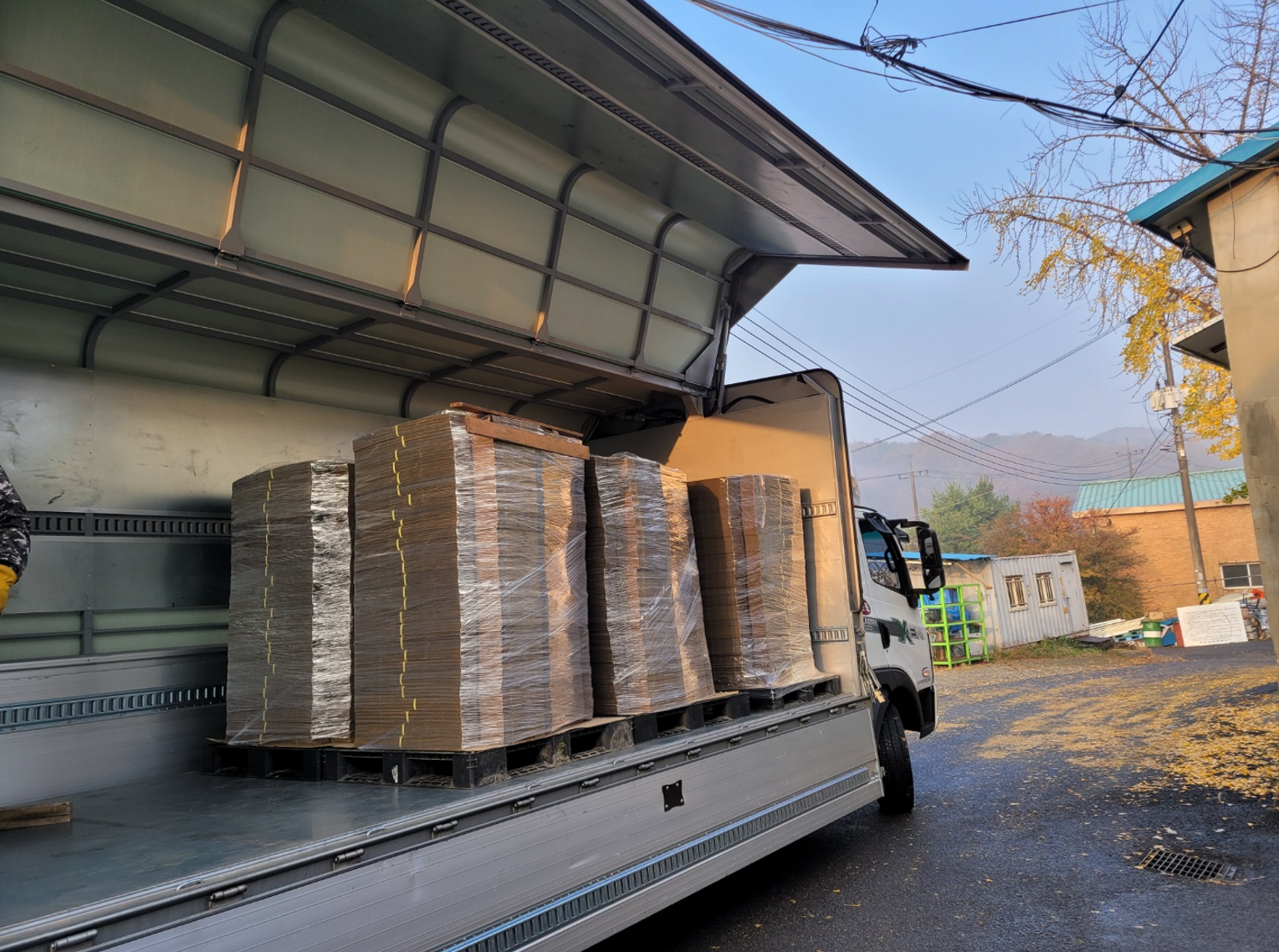 낮은박스 넉다운 박스를 현장에서 출고 준비하는 모습