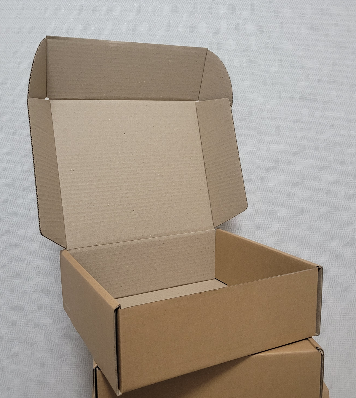 G형 박스 제작 후 측면 표기가 들어간 완성 모습