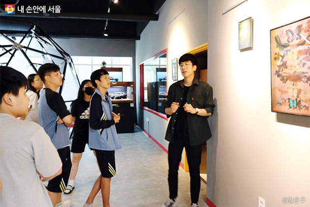 최첨단 기술로 만들어지는 홀로그램에 대한 설명을 듣고 있는 학생들