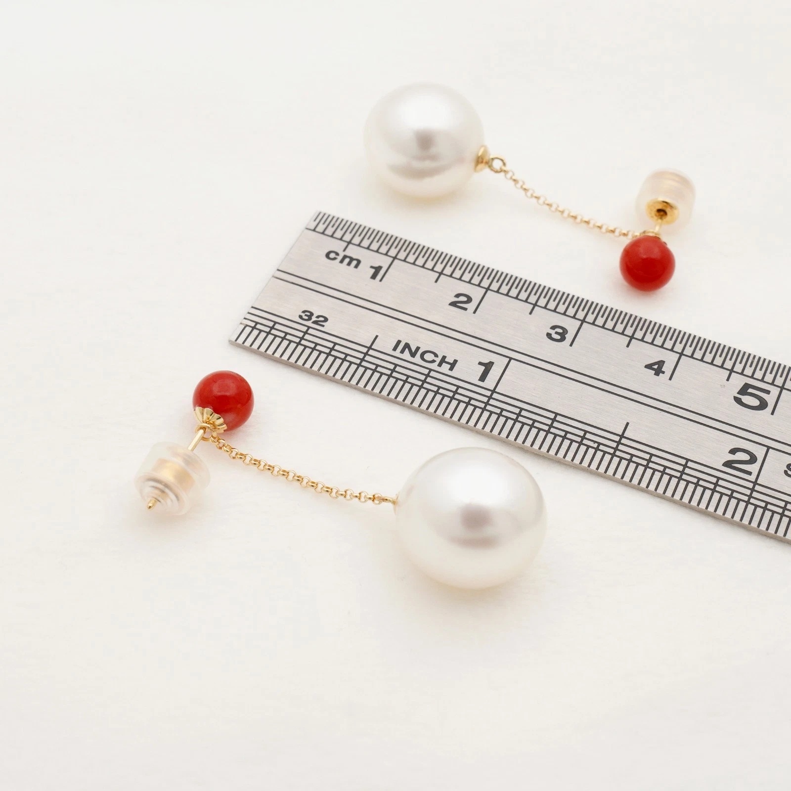 12mm 화이컬러 남양진주와 5.6mm레드코럴18k골드귀걸이