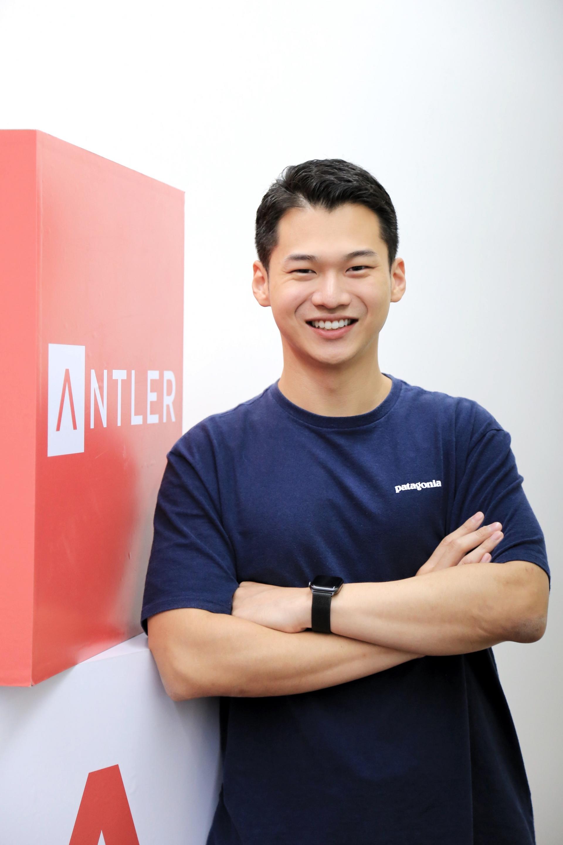 박건수CEO 단독사진 (1).JPG