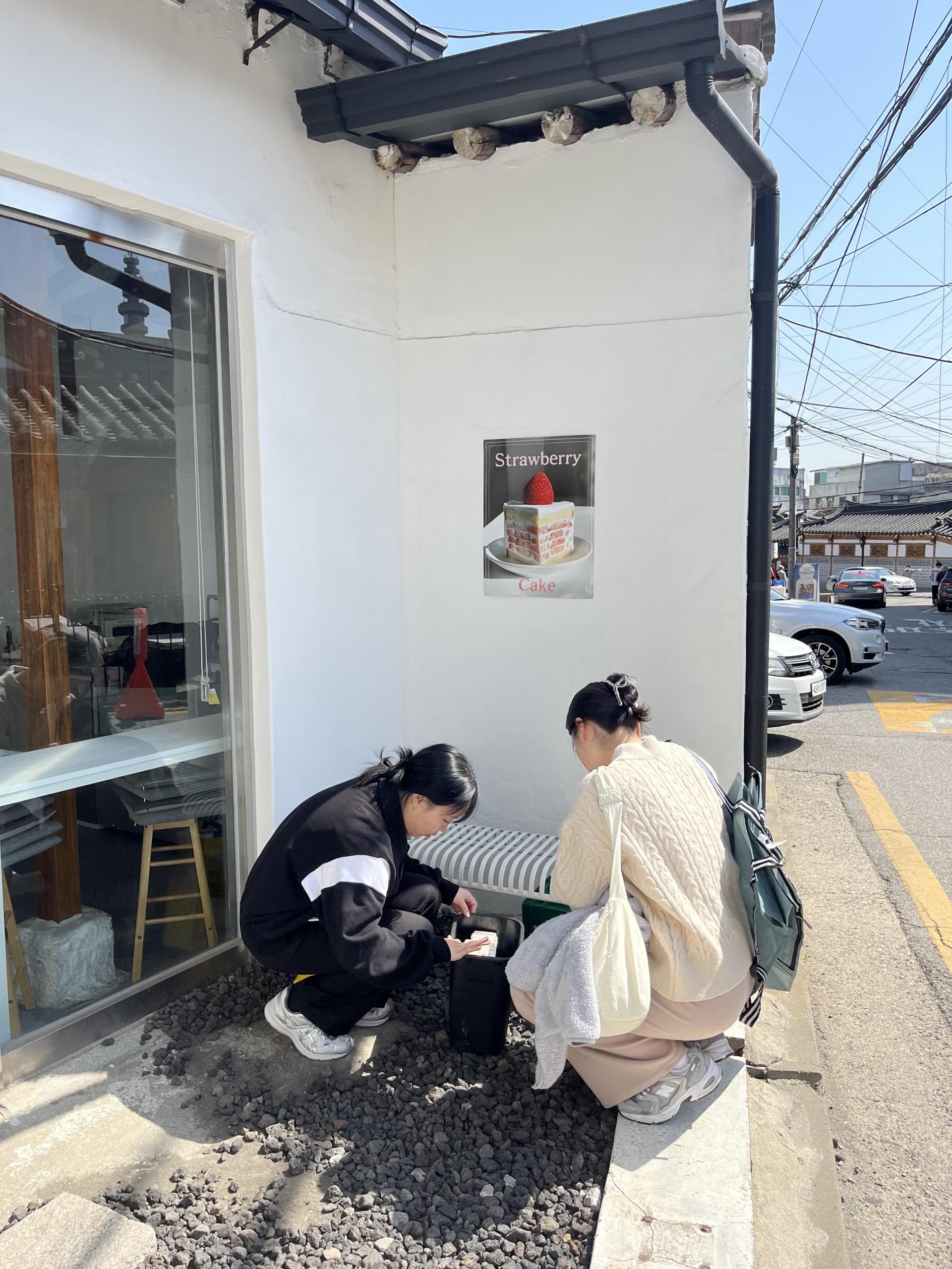 서촌 골목에서 카페 종이팩을 수거하는 지구봉사단 활동 모습
