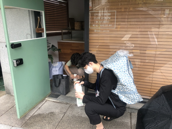 지소행 서촌 지구봉사단 1기 종이팩 수거 봉사하는 모습