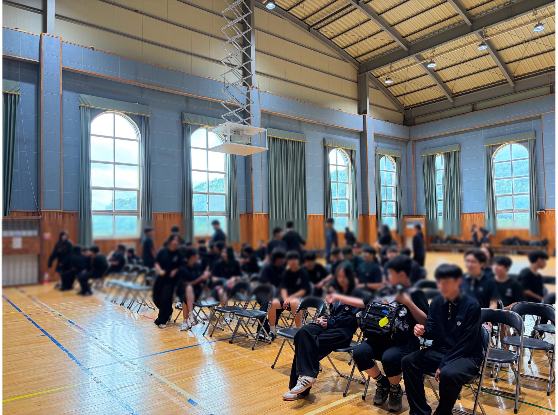 환경교육 강연 들을 준비를 하는 천안동성중학교 학생들