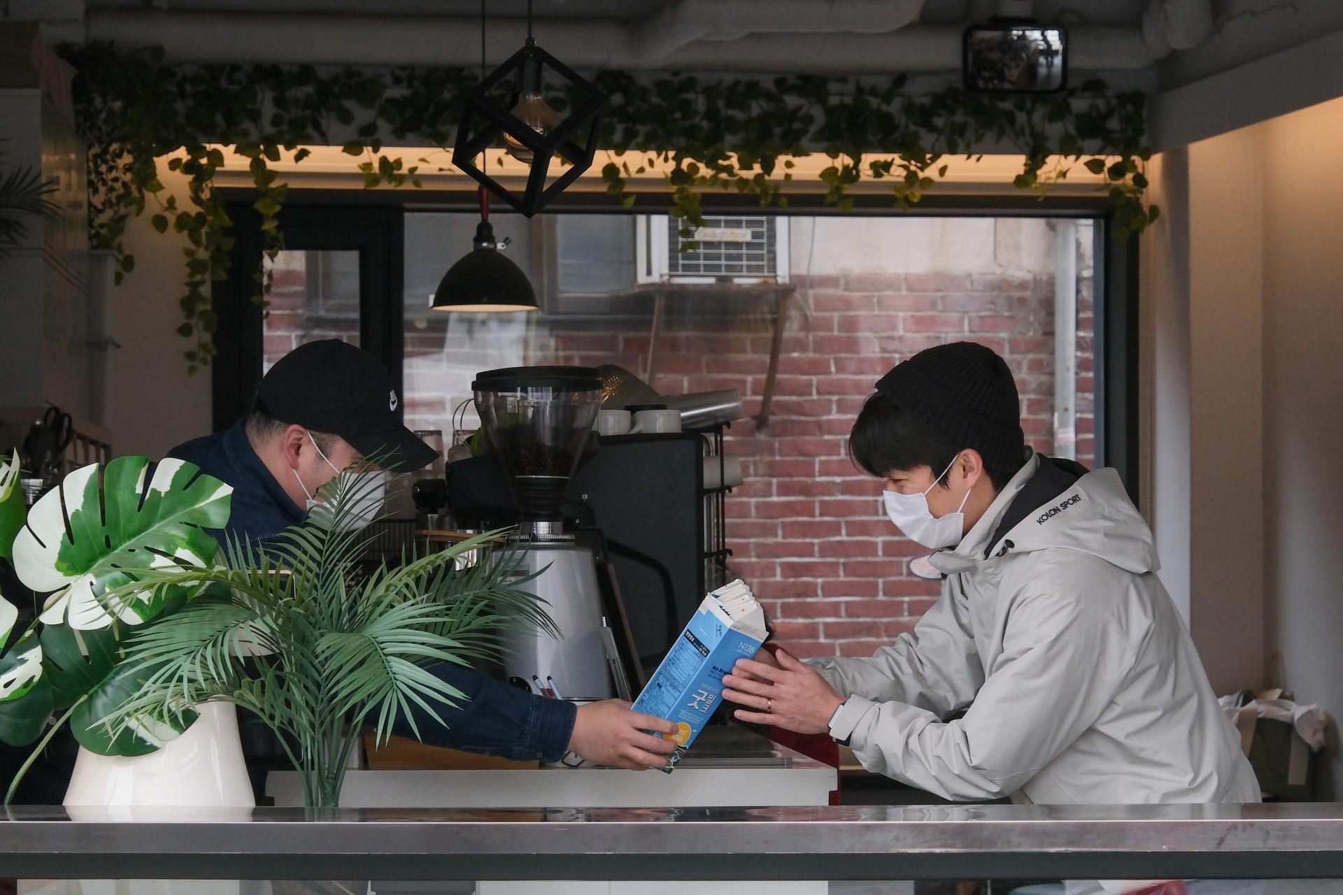 서촌 지구봉사단 카페 종이팩 수거