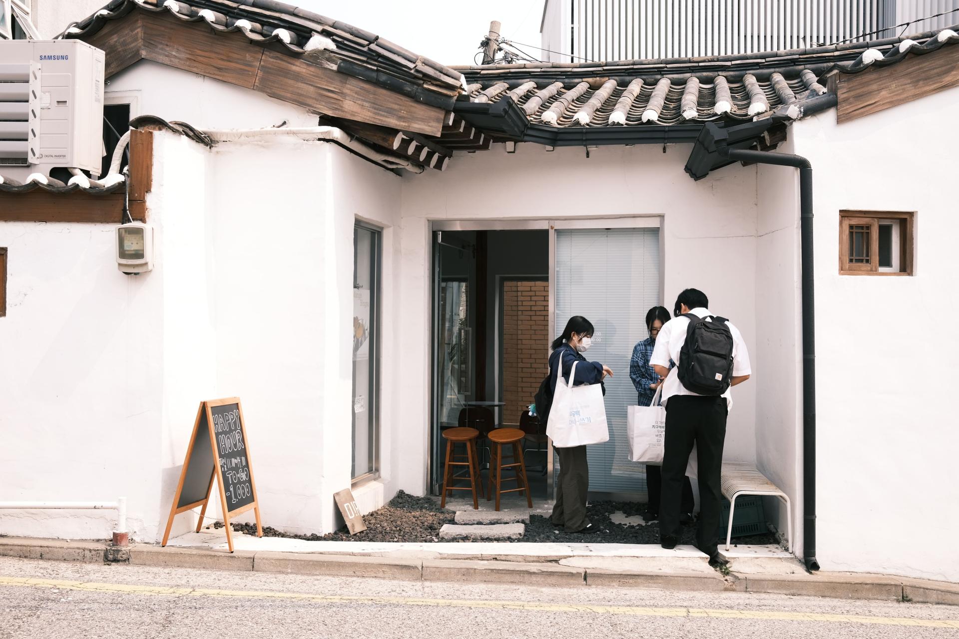 서촌 카페에서 나오는 종이팩을 수거하고 있는 지구봉사단 봉사자들