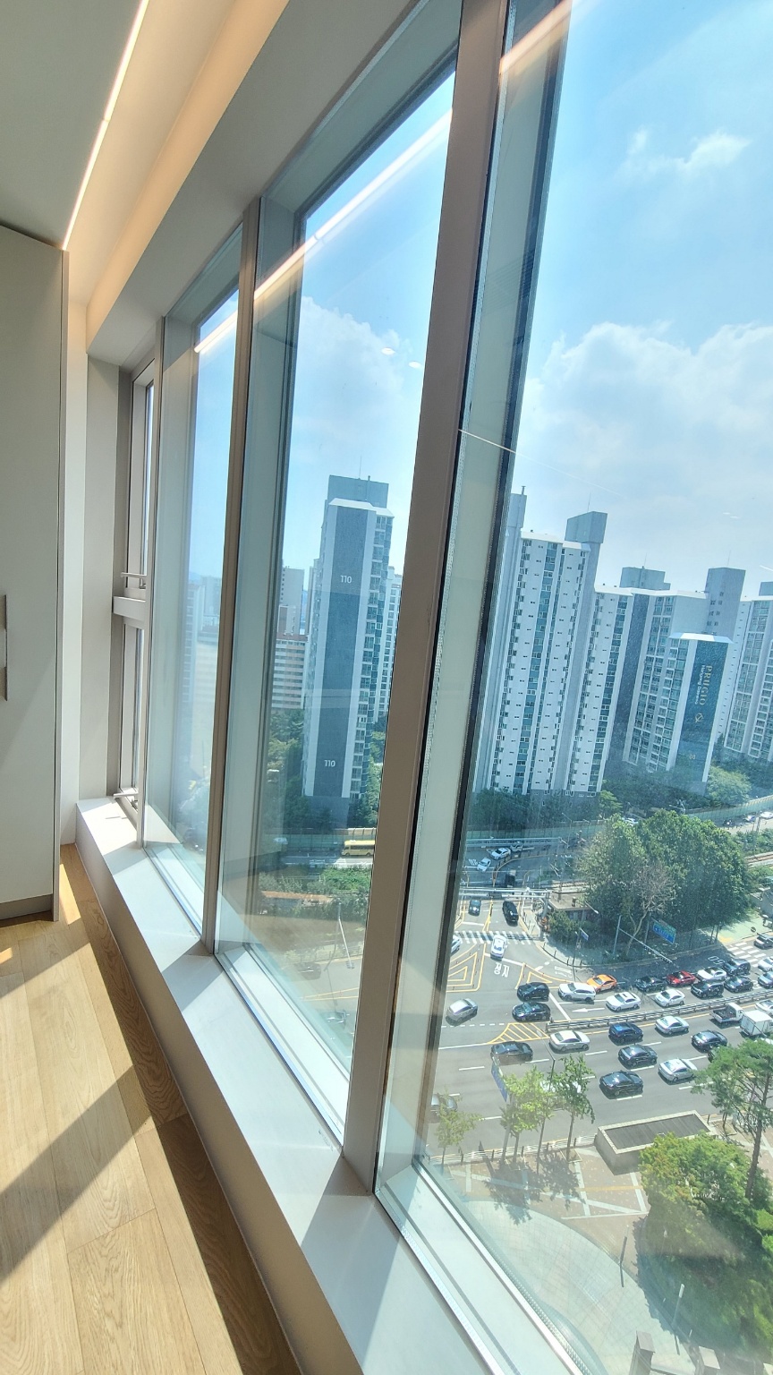 서울 용산 파크타워 시공사례, 로이 단열유리 덧댐으로 결로·냉기 해결 : (주)AHC 창앤덧창