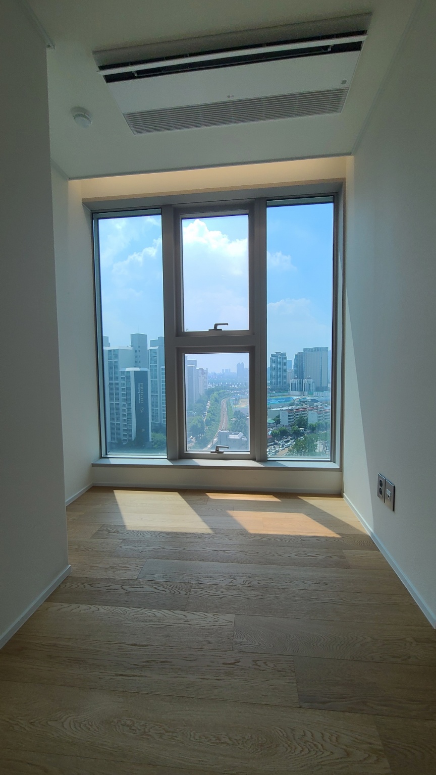 서울 용산 파크타워 시공사례, 로이 단열유리 덧댐으로 결로·냉기 해결 : (주)AHC 창앤덧창