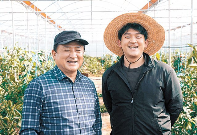 서울 직장을 관두고 제주 서귀포시에서 아버지가 키워온 귤 농장을 이어받은 양제현 귤메달 대표(오른쪽). 쿠팡에서 판매를 시작한 후 다양한 고객들을 확보했고 월 매출을 30배 이상 끌어올렸다. 쿠팡 제공