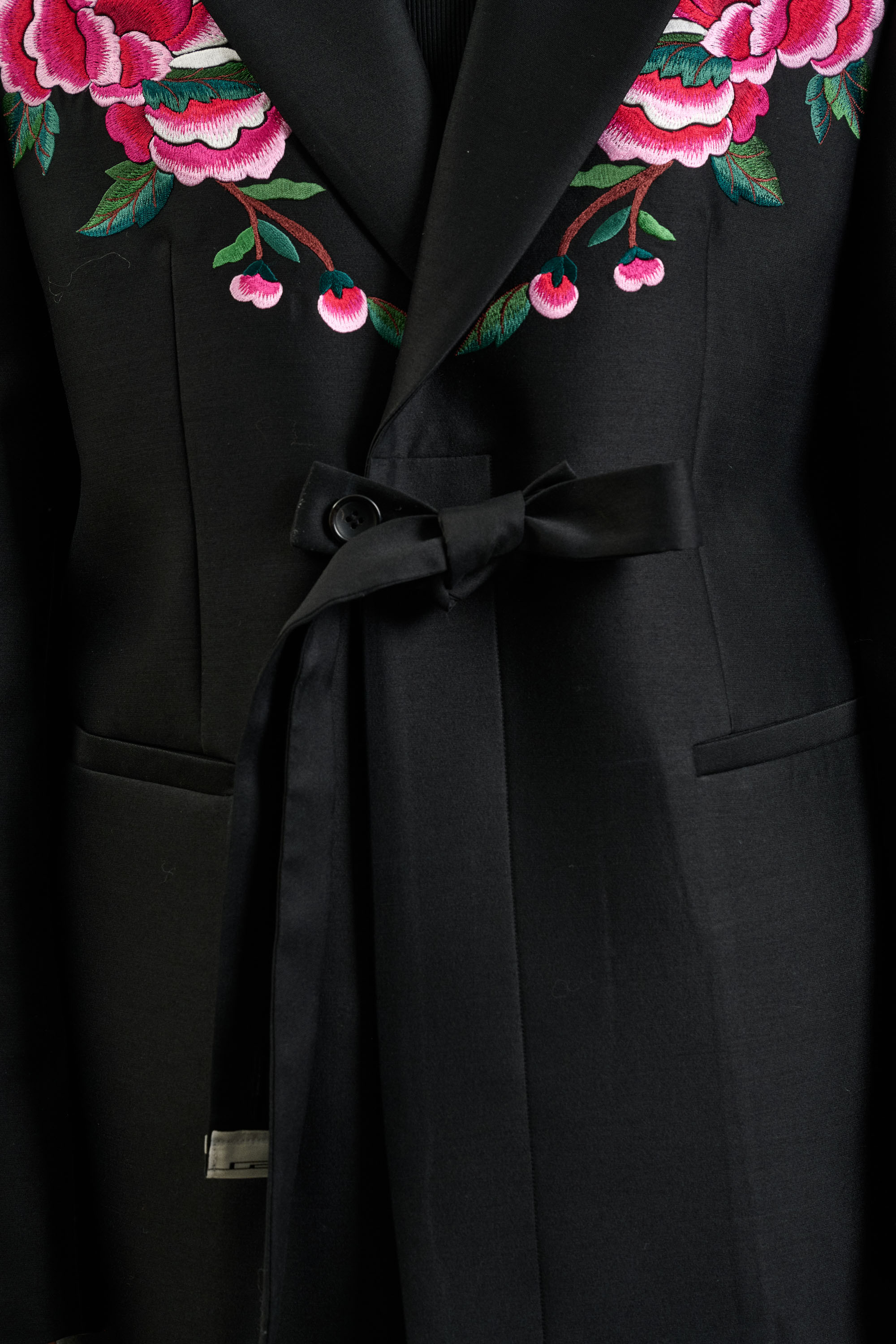 Embroidered Korean Peony Tuxedo - Goreum Type1
