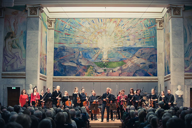 뭉크의 태양이 걸려 있는 오슬로 대학교 100주년 기념관